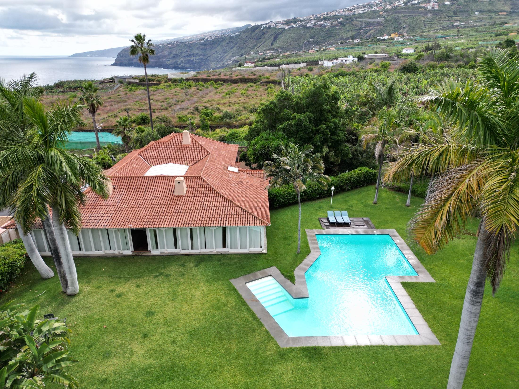 Villa de lujo con jardín privado y vistas al mar
