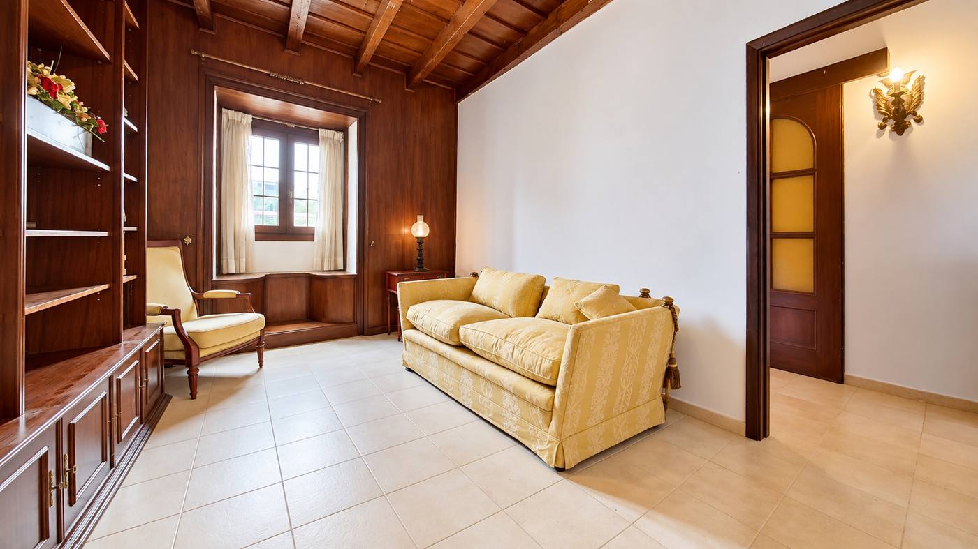 Canarian House of 1903 with Courtyard and Garden — 11
