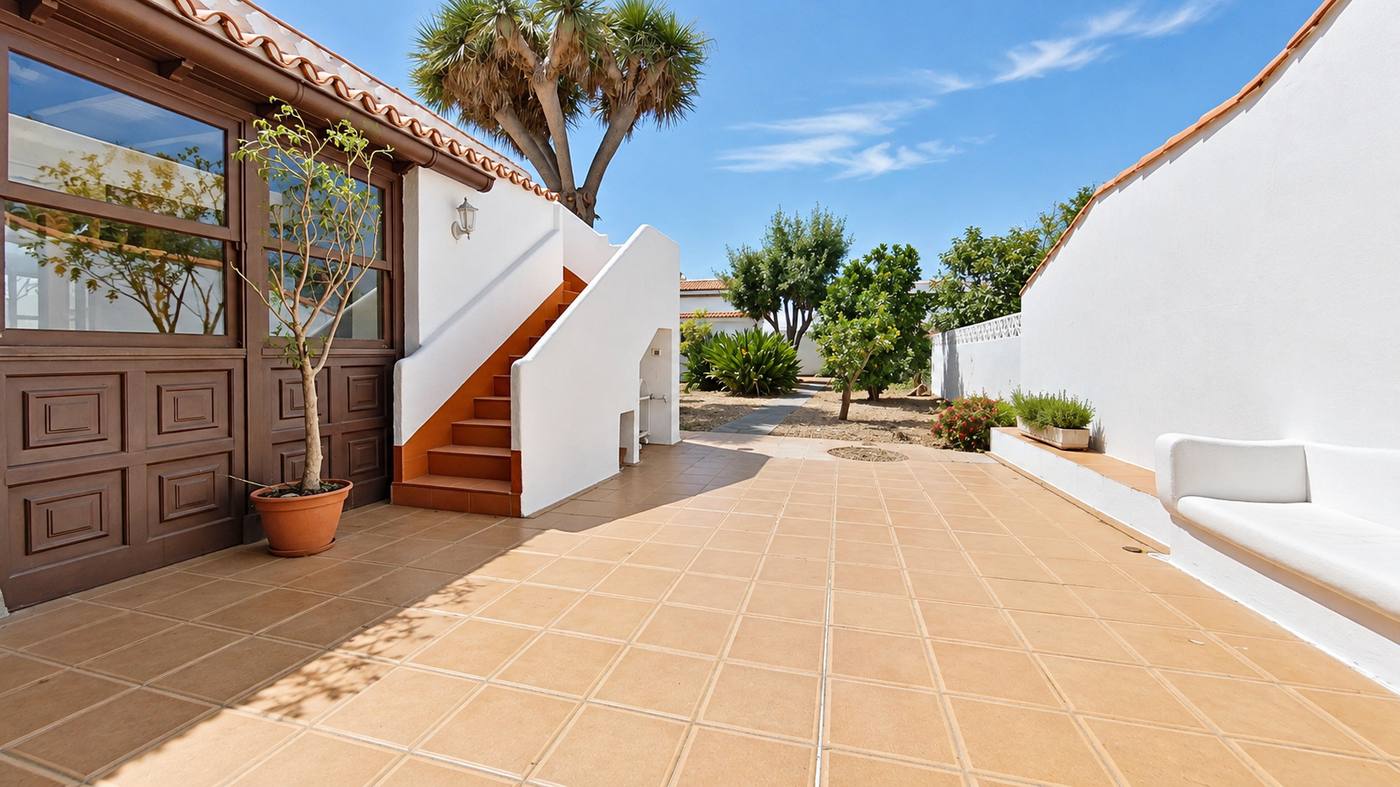 Canarian House of 1903 with Courtyard and Garden — 20