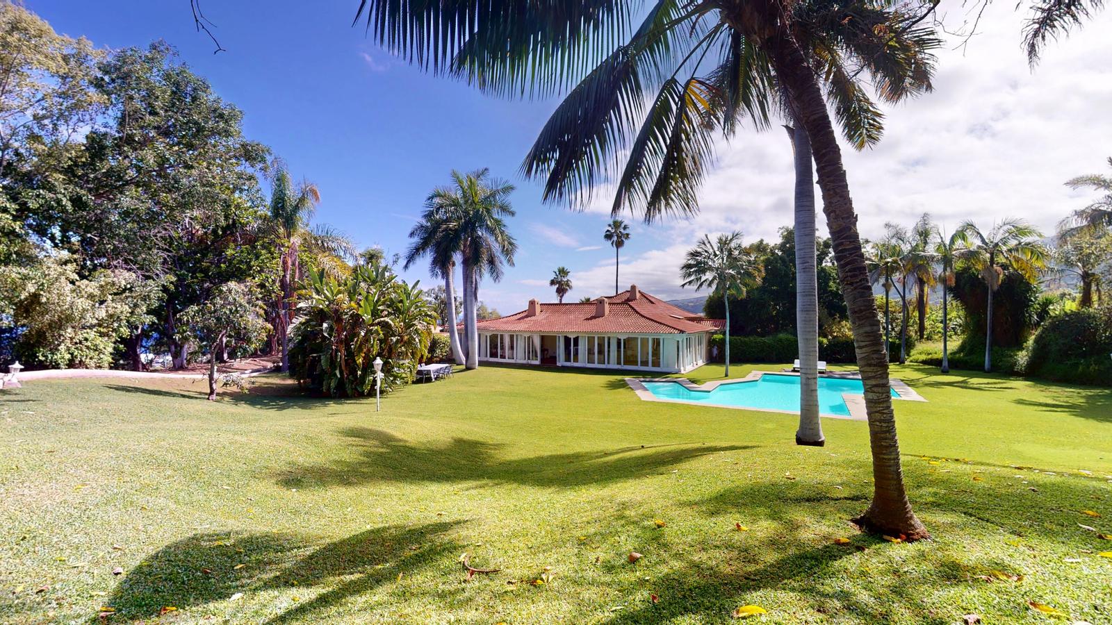 Luxusvilla mit privatem Garten und Meerblick